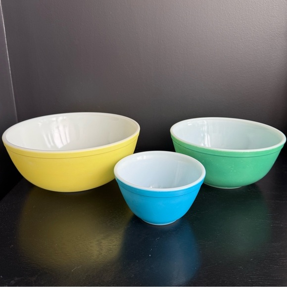 Pyrex 404, 403, 401 Primary Yellow, Green Blue Vintage Nesting Mixing Bowls - Picture 10 of 13